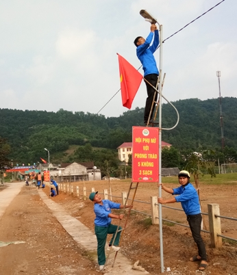  Tuổi trẻ huyện Vũ Quang lắp đặt đường điện thanh niên “Thắp sáng làng quê” 